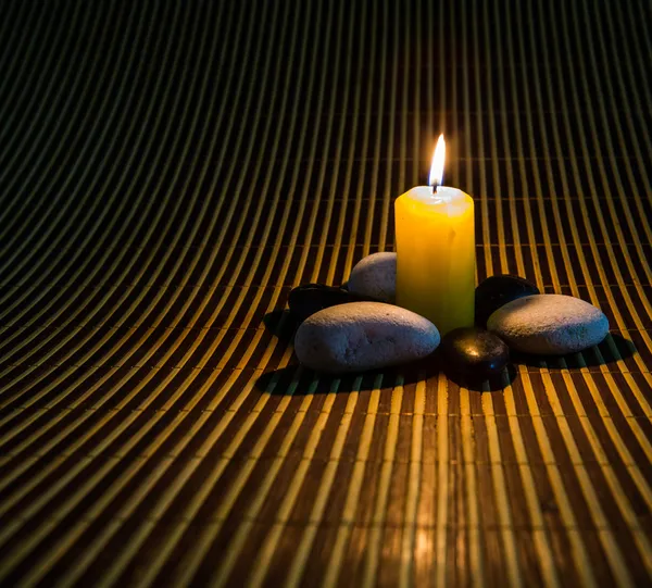 Zen kamienie i świeca — Zdjęcie stockowe