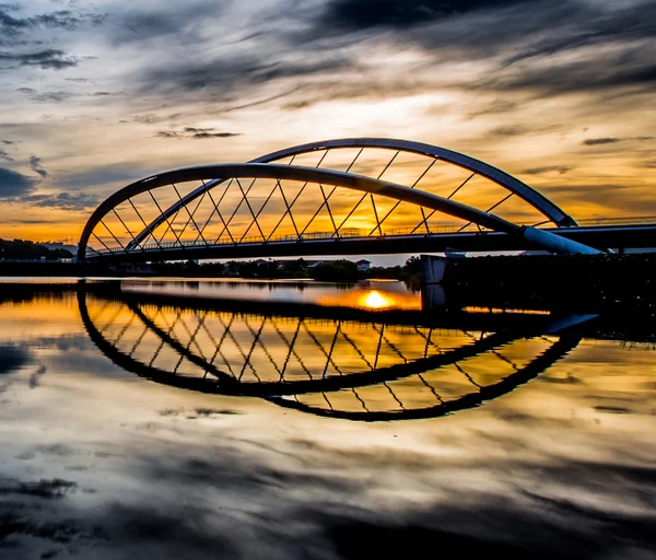Salida del sol y un puente — Foto de Stock