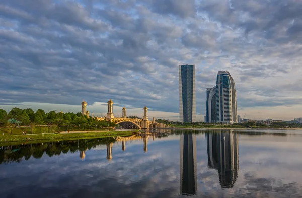 Brug, gebouw en wolken — Stockfoto