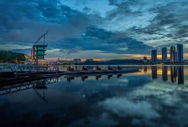 Zonsopgang in putrajaya lake — Stockfoto