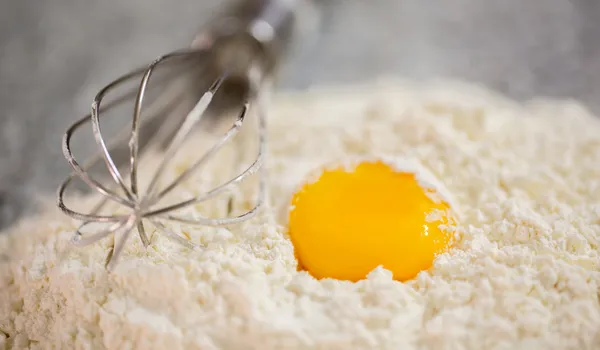 Flour and Egg Yolk — Stock Photo, Image