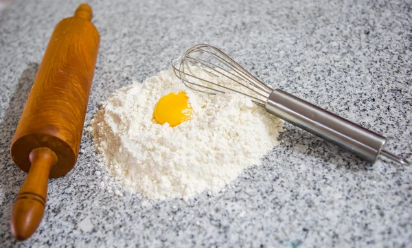 小麦粉と卵の黄身 — ストック写真