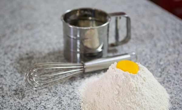 Egg Yolk and Flour — Stock Photo, Image