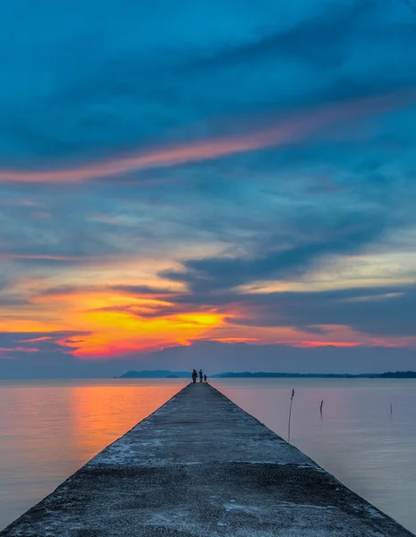 Fiske brygga och solnedgång — Stockfoto