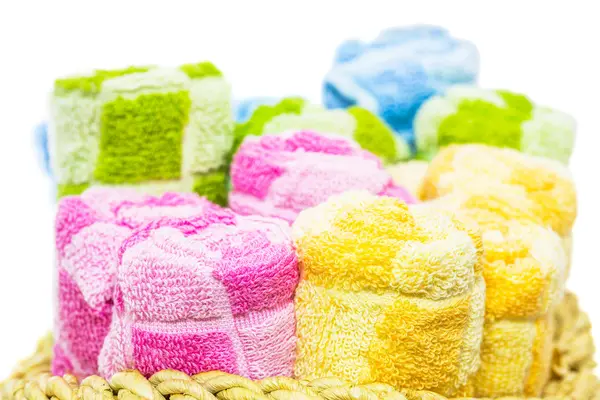 Ręczniki w wiklinowym koszu — Zdjęcie stockowe