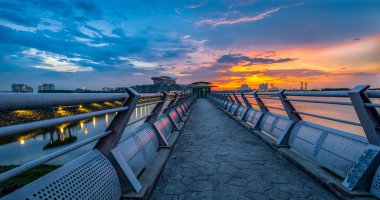 İskele ve gün batımı