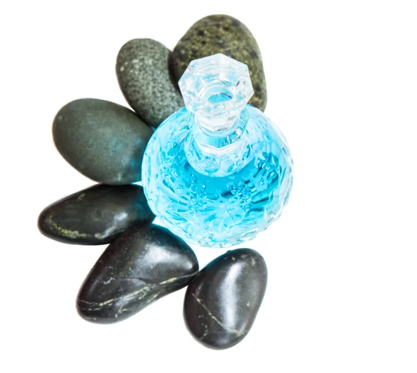 Garrafa de perfume e pedra Zen — Fotografia de Stock