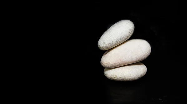 Άσπρη πέτρα zen — Φωτογραφία Αρχείου