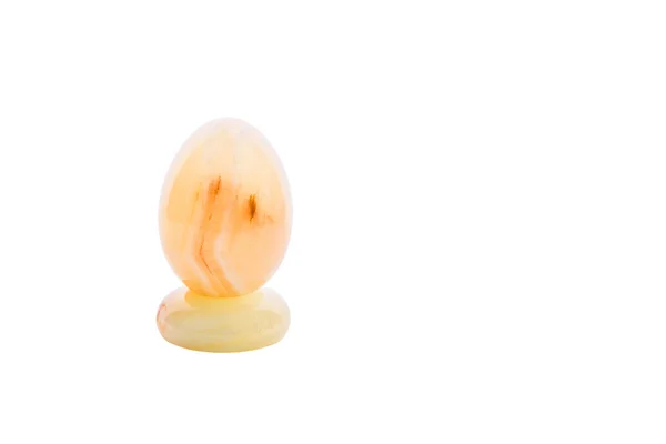 Huevo de recuerdo tallado en piedra preciosa en taza de huevo —  Fotos de Stock