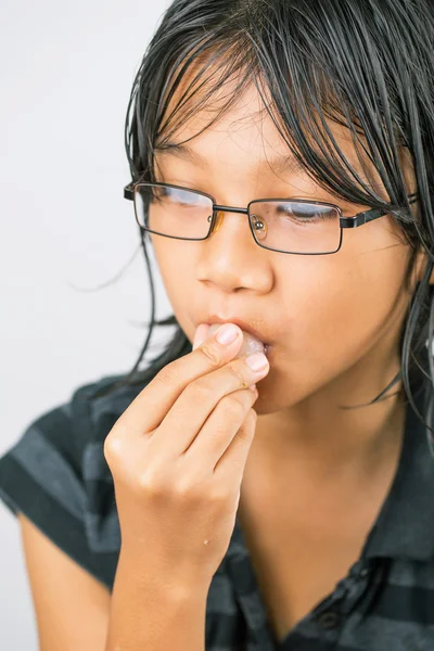 ランブータンの果実を食べる少女 — ストック写真