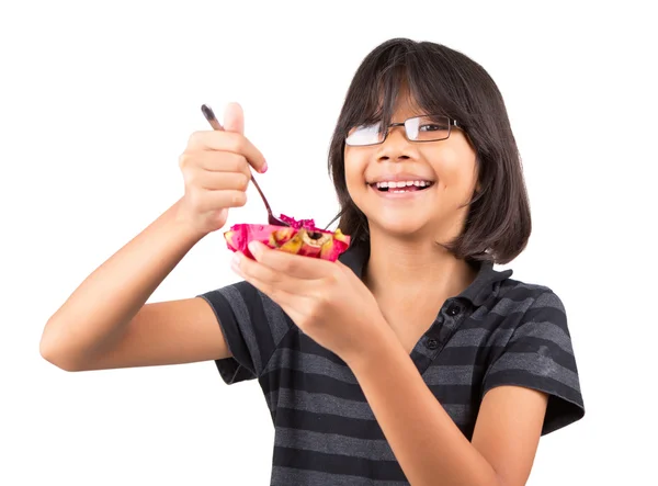 Маленькая девочка ест фрукты драгона — стоковое фото