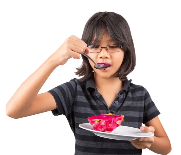 Kleines Mädchen isst Drachenfrucht — Stockfoto