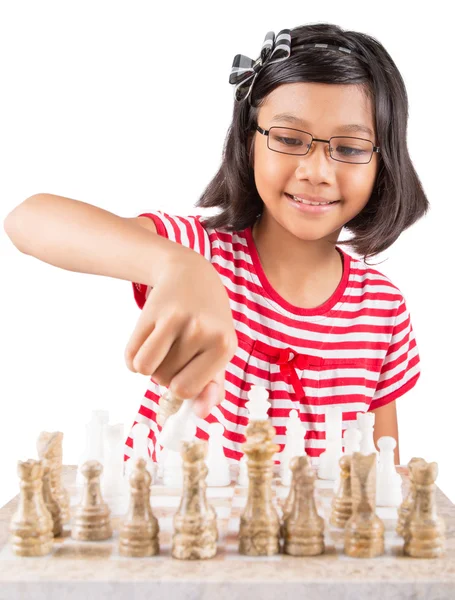 Liten flicka spelar schack — Stockfoto