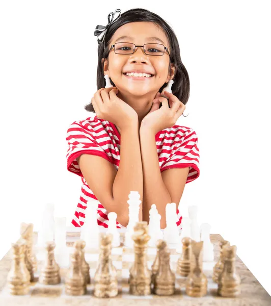 Niña jugando ajedrez — Foto de Stock