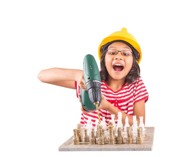 Klein meisje vernietigen schaakstukken — Stockfoto