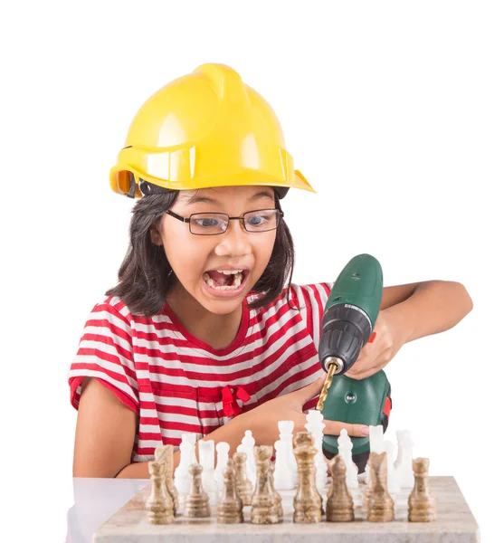 小さな女の子チェスのこまセットを破壊します。 — ストック写真