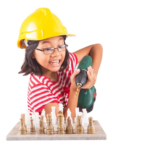 Маленька дівчинка знищити шаховий набір — стокове фото