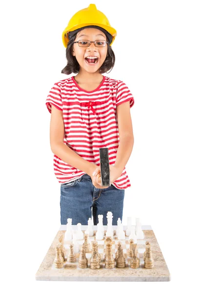 Klein meisje vernietigen schaakstukken — Stockfoto