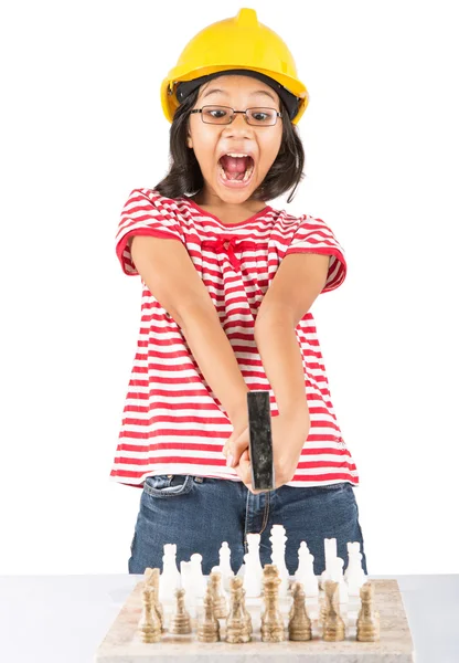 Klein meisje vernietigen schaakstukken — Stockfoto