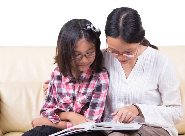 Systrar läser bok tillsammans — Stockfoto