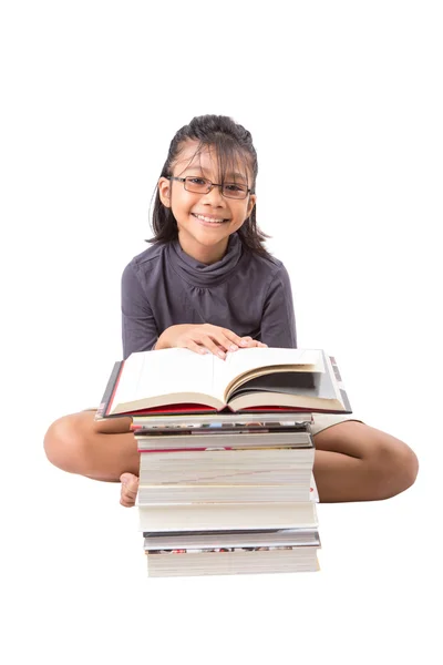 Jonge Aziatische meisje met boeken — Stockfoto