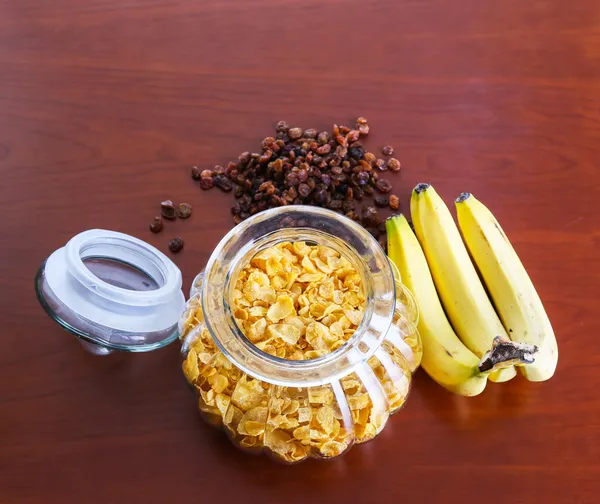 Barattolo di cereali, uva passa e banane — Foto Stock