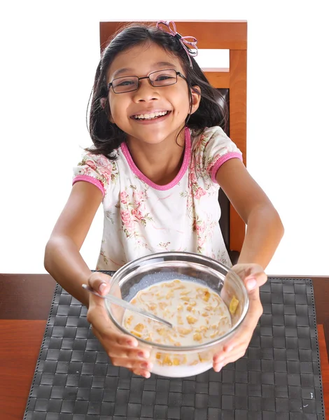 若いアジアのマレーの女の子は、朝食をとる — ストック写真