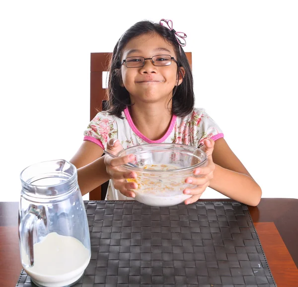 若いアジアのマレーの女の子は、朝食をとる — ストック写真