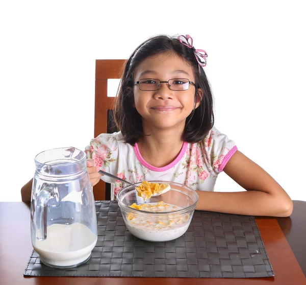 若いアジアのマレーの女の子は、朝食をとる — ストック写真