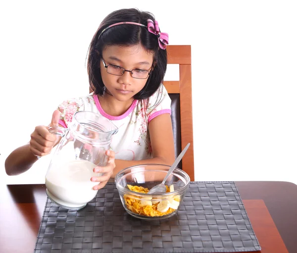 Молодая азиатская малайская девочка завтракает — стоковое фото