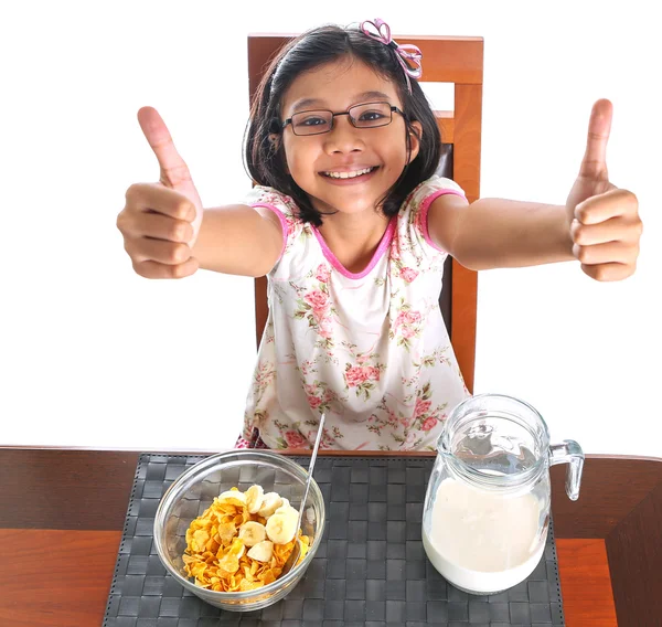 若いアジアのマレーの女の子は、朝食をとる — ストック写真