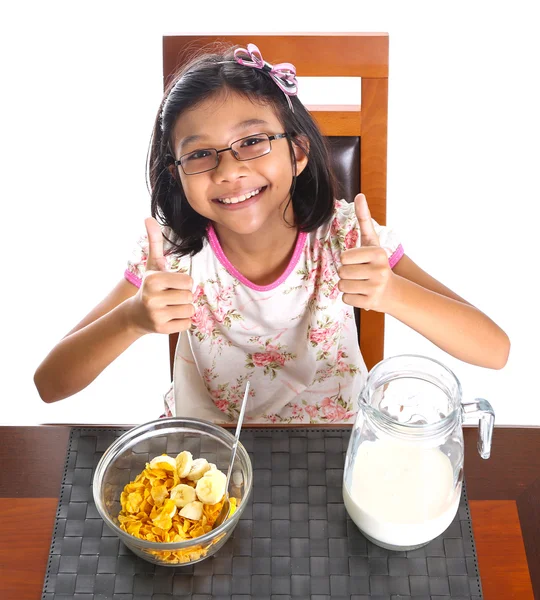 Молодая азиатская малайская девочка завтракает — стоковое фото