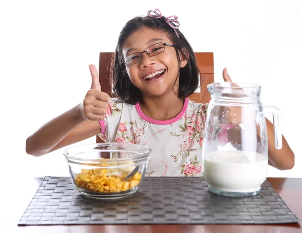 若いアジアのマレーの女の子は、朝食をとる — ストック写真