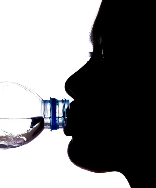 Silhouette femminile bere acqua minerale — Foto Stock