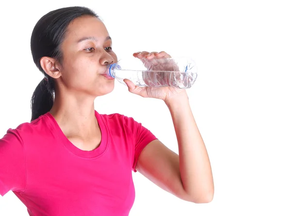 Beber agua mineral femenina — Foto de Stock