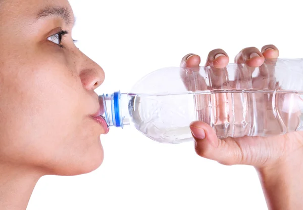 Ženské pití minerální vody — Stock fotografie