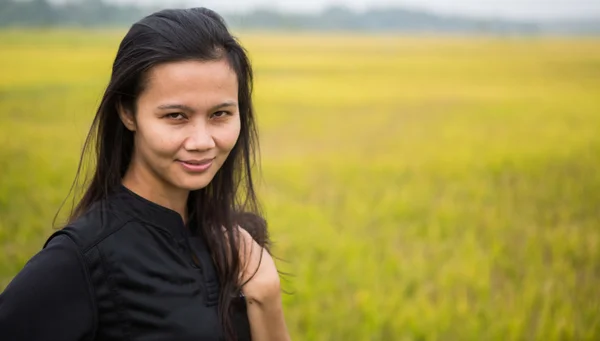 Giovani donne asiatiche al campo di riso — Foto Stock