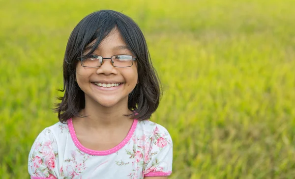 Çocuk ve pirinç alan — Stok fotoğraf