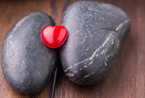 Дзен-камень и сердце Валентины — стоковое фото