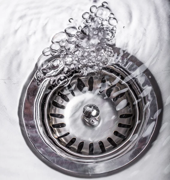 Água na pia da cozinha — Fotografia de Stock