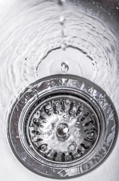 Agua en fregadero de cocina — Foto de Stock