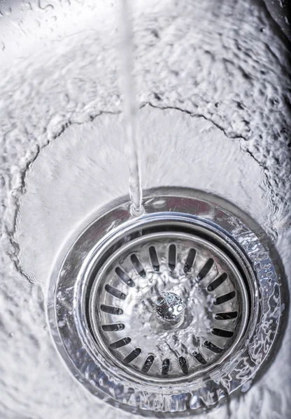 Agua en fregadero de cocina — Foto de Stock