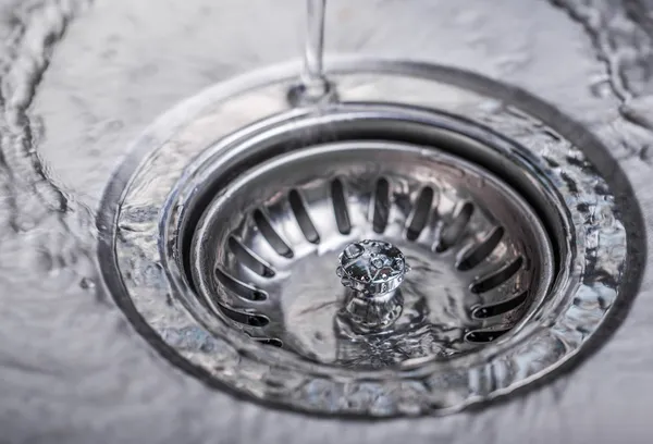 Agua en fregadero de cocina —  Fotos de Stock