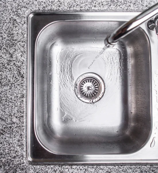 Agua en fregadero de cocina — Foto de Stock