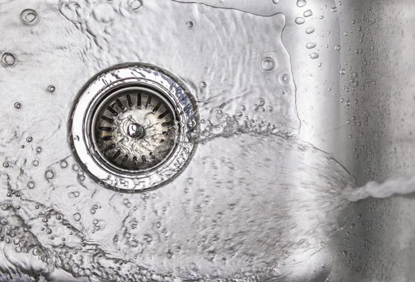 Agua en fregadero de cocina — Foto de Stock