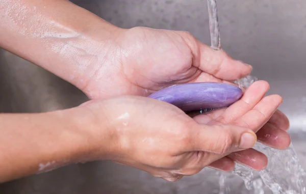 Manos de lavado femeninas — Foto de Stock