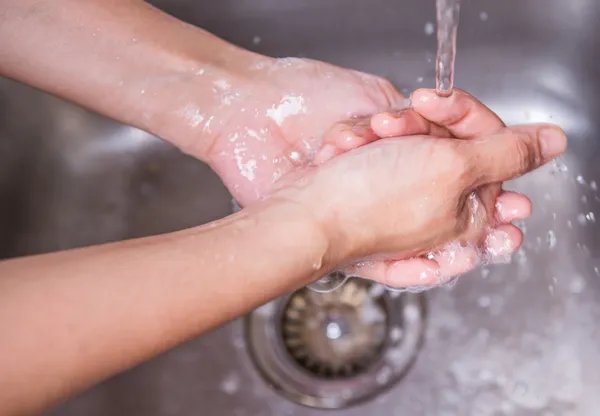 Femme se laver les mains — Photo