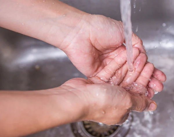 Femme se laver les mains — Photo