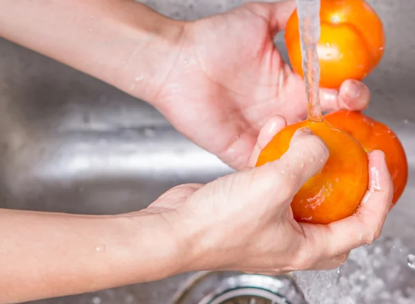 Tomaten waschen — Stockfoto