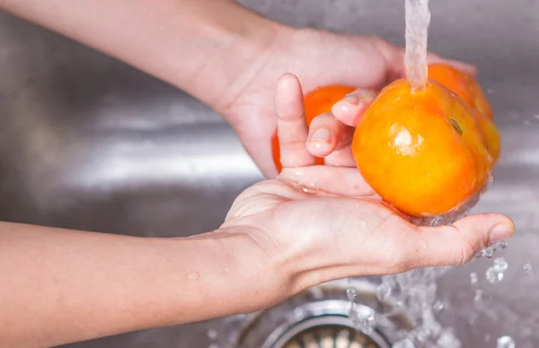 Tvätta tomater — Stockfoto